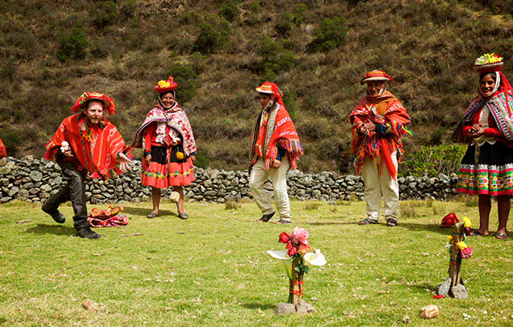 THE Q'EROS COMMUNITY